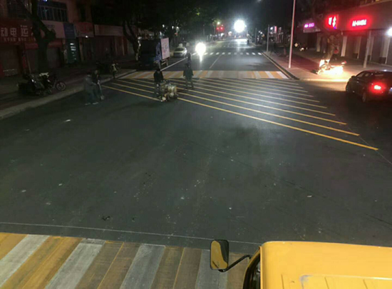 市政道路 黄色禁停格 实线标线 交通划线 热熔标线施工